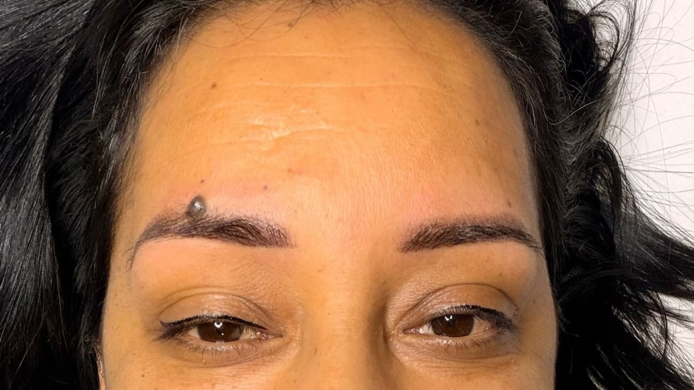Diseño de cejas con hilo